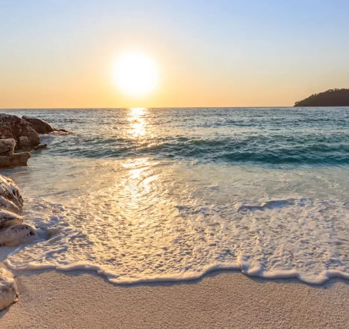 Otkrijte raj na Egejskom moru istražujući deset najlepših plaža na Tasosu. Uživajte u kristalno čistim vodama, zlatnom pesku i slikovitim pejzažima Tasosa.